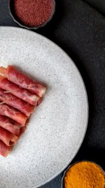 Peynir ve et, jamon ya da jambonlu sandviç. Kutlama masası için antipasti ya da lezzetler.