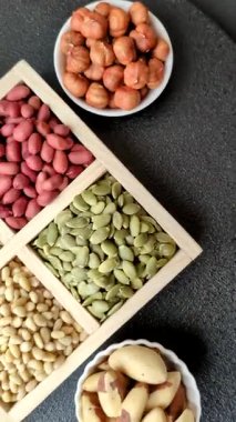 Organik sağlıklı yiyecekler için bir kutu fıstık, sedir fıstığı, ayçiçeği ve balkabağı çekirdeği.