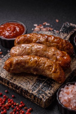 Izgara domuz mu yoksa sığır eti sosisi mi? Tuzlu, baharatlı ve otlu Alman sosisleri