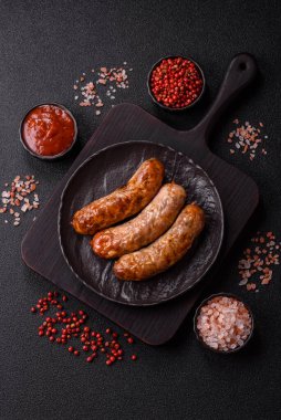 Izgara domuz mu yoksa sığır eti sosisi mi? Tuzlu, baharatlı ve otlu Alman sosisleri