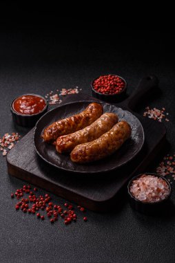 Izgara domuz mu yoksa sığır eti sosisi mi? Tuzlu, baharatlı ve otlu Alman sosisleri