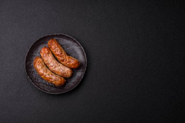 Izgara domuz mu yoksa sığır eti sosisi mi? Tuzlu, baharatlı ve otlu Alman sosisleri