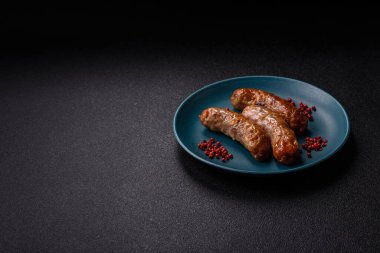 Izgara domuz mu yoksa sığır eti sosisi mi? Tuzlu, baharatlı ve otlu Alman sosisleri