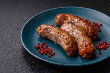 Izgara domuz mu yoksa sığır eti sosisi mi? Tuzlu, baharatlı ve otlu Alman sosisleri