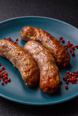 Izgara domuz mu yoksa sığır eti sosisi mi? Tuzlu, baharatlı ve otlu Alman sosisleri