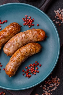 Izgara domuz mu yoksa sığır eti sosisi mi? Tuzlu, baharatlı ve otlu Alman sosisleri