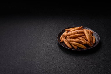 Tarçın aromalı bisküviler ya da ekmek çubukları yiyecek olarak kullanılıyor..