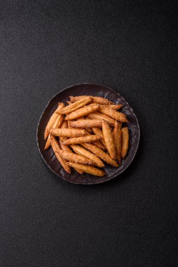 Tarçın aromalı bisküviler ya da ekmek çubukları yiyecek olarak kullanılıyor..