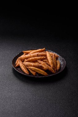 Tarçın aromalı bisküviler ya da ekmek çubukları yiyecek olarak kullanılıyor..