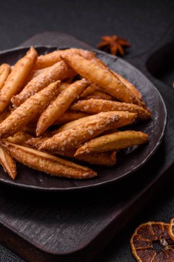 Tarçın aromalı bisküviler ya da ekmek çubukları yiyecek olarak kullanılıyor..