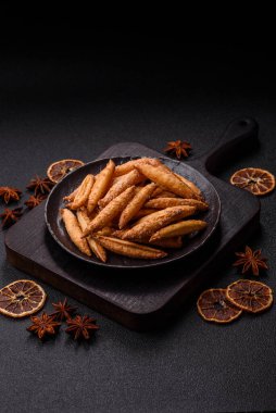 Tarçın aromalı bisküviler ya da ekmek çubukları yiyecek olarak kullanılıyor..