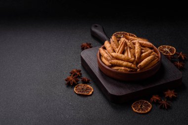 Tarçın aromalı bisküviler ya da ekmek çubukları yiyecek olarak kullanılıyor..