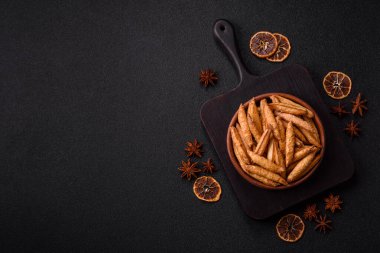 Tarçın aromalı bisküviler ya da ekmek çubukları yiyecek olarak kullanılıyor..