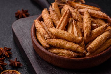 Tarçın aromalı bisküviler ya da ekmek çubukları yiyecek olarak kullanılıyor..