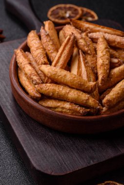 Tarçın aromalı bisküviler ya da ekmek çubukları yiyecek olarak kullanılıyor..