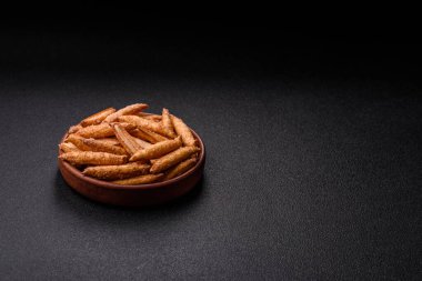 Tarçın aromalı bisküviler ya da ekmek çubukları yiyecek olarak kullanılıyor..