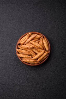 Tarçın aromalı bisküviler ya da ekmek çubukları yiyecek olarak kullanılıyor..