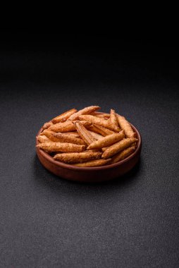 Tarçın aromalı bisküviler ya da ekmek çubukları yiyecek olarak kullanılıyor..