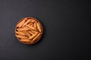 Tarçın aromalı bisküviler ya da ekmek çubukları yiyecek olarak kullanılıyor..