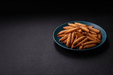 Tarçın aromalı bisküviler ya da ekmek çubukları yiyecek olarak kullanılıyor..