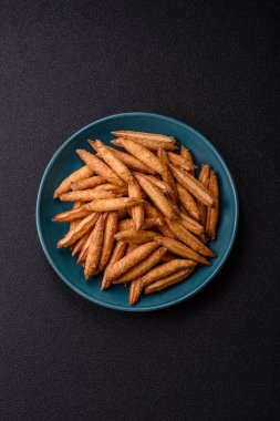 Tarçın aromalı bisküviler ya da ekmek çubukları yiyecek olarak kullanılıyor..