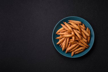 Tarçın aromalı bisküviler ya da ekmek çubukları yiyecek olarak kullanılıyor..