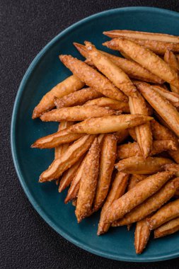 Tarçın aromalı bisküviler ya da ekmek çubukları yiyecek olarak kullanılıyor..