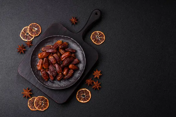 Kurutulmuş tropikal tarih meyvesi taze organik diyet gıdaları için bir malzeme olarak kullanılır. Vegan, vejetaryen yemeği