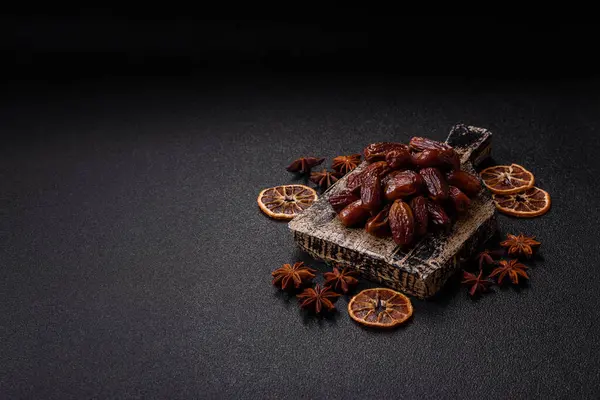 Kurutulmuş tropikal tarih meyvesi taze organik diyet gıdaları için bir malzeme olarak kullanılır. Vegan, vejetaryen yemeği