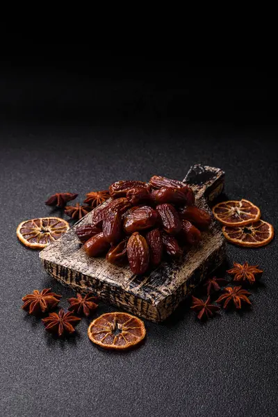 Kurutulmuş tropikal tarih meyvesi taze organik diyet gıdaları için bir malzeme olarak kullanılır. Vegan, vejetaryen yemeği