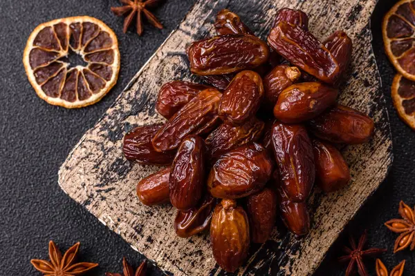 Kurutulmuş tropikal tarih meyvesi taze organik diyet gıdaları için bir malzeme olarak kullanılır. Vegan, vejetaryen yemeği