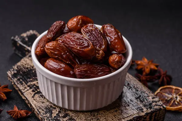 Kurutulmuş tropikal tarih meyvesi taze organik diyet gıdaları için bir malzeme olarak kullanılır. Vegan, vejetaryen yemeği