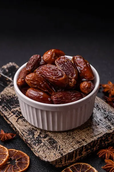 Kurutulmuş tropikal tarih meyvesi taze organik diyet gıdaları için bir malzeme olarak kullanılır. Vegan, vejetaryen yemeği