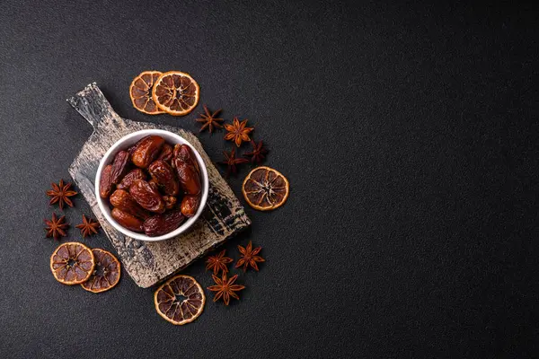 Kurutulmuş tropikal tarih meyvesi taze organik diyet gıdaları için bir malzeme olarak kullanılır. Vegan, vejetaryen yemeği