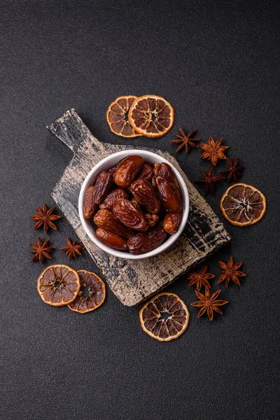 Kurutulmuş tropikal tarih meyvesi taze organik diyet gıdaları için bir malzeme olarak kullanılır. Vegan, vejetaryen yemeği