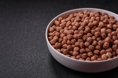 Mısır gevreği, mısır gevreği, kasede. Lezzetli, sağlıklı kahvaltı topları.