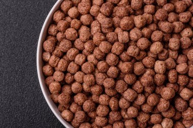 Mısır gevreği, mısır gevreği, kasede. Lezzetli, sağlıklı kahvaltı topları.