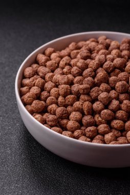 Mısır gevreği, mısır gevreği, kasede. Lezzetli, sağlıklı kahvaltı topları.