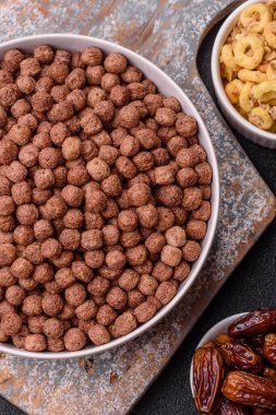 Mısır gevreği, mısır gevreği, kasede. Lezzetli, sağlıklı kahvaltı topları.