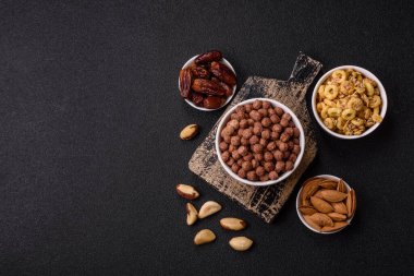 Mısır gevreği, mısır gevreği, kasede. Lezzetli, sağlıklı kahvaltı topları.