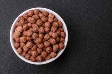 Mısır gevreği, mısır gevreği, kasede. Lezzetli, sağlıklı kahvaltı topları.