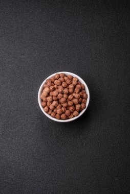 Mısır gevreği, mısır gevreği, kasede. Lezzetli, sağlıklı kahvaltı topları.