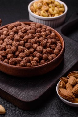 Mısır gevreği, mısır gevreği, kasede. Lezzetli, sağlıklı kahvaltı topları.