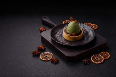 Yumurta şeklinde paskalya pastası ya da turta. Paskalya bayramı sofrası için şekerler