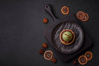 Yumurta şeklinde paskalya pastası ya da turta. Paskalya bayramı sofrası için şekerler