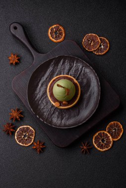 Yumurta şeklinde paskalya pastası ya da turta. Paskalya bayramı sofrası için şekerler