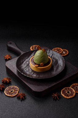 Yumurta şeklinde paskalya pastası ya da turta. Paskalya bayramı sofrası için şekerler