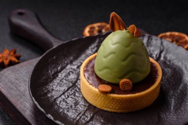 Yumurta şeklinde paskalya pastası ya da turta. Paskalya bayramı sofrası için şekerler