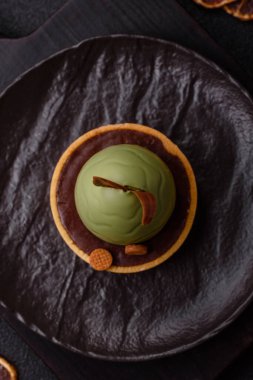 Yumurta şeklinde paskalya pastası ya da turta. Paskalya bayramı sofrası için şekerler