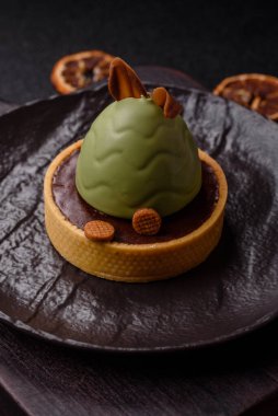 Yumurta şeklinde paskalya pastası ya da turta. Paskalya bayramı sofrası için şekerler